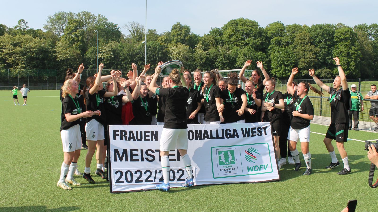 Frauen-Regionalliga West 2022/23: Meisterehrung für Borussia Mönchengladbach